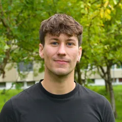 En mann som smiler til kameraet